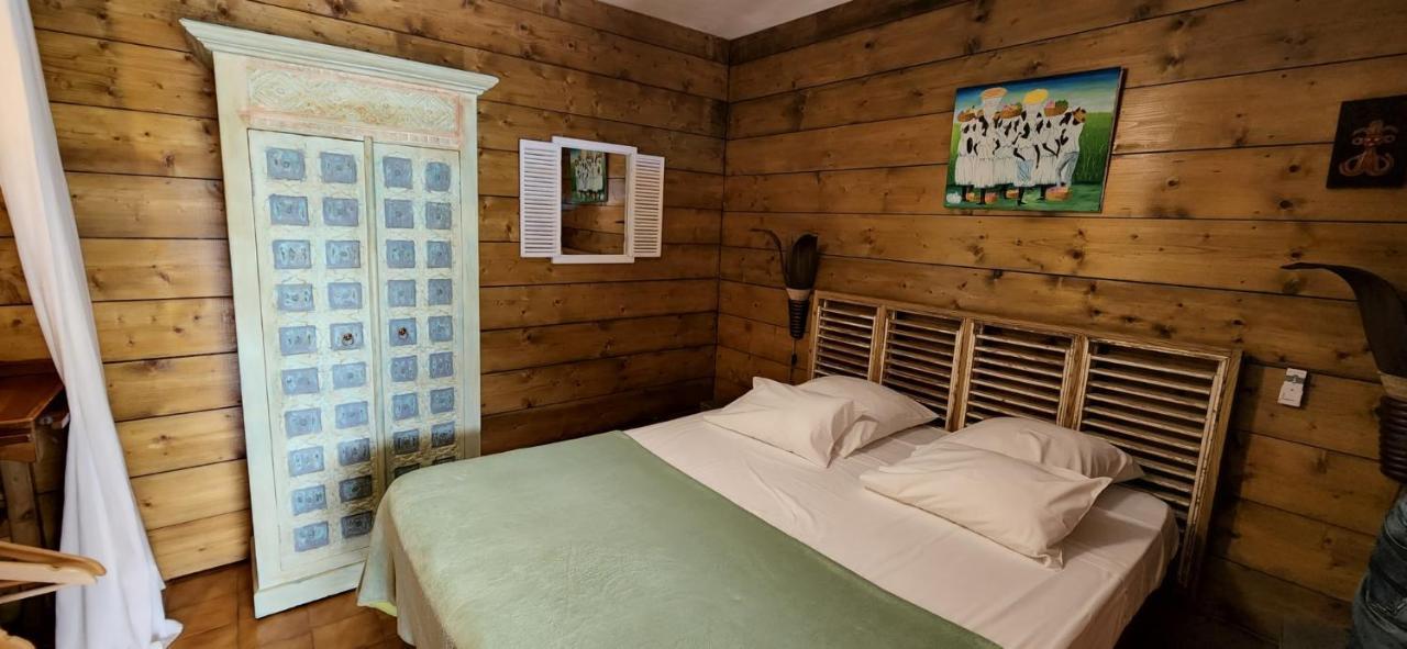 Les Bananes Vertes Ecolodges Saint-Claude Exteriör bild